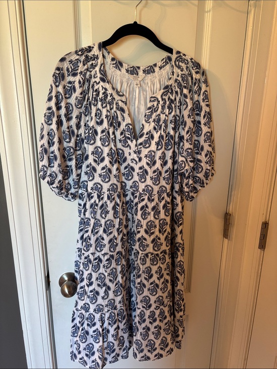 crown & ivy Dresses & Skirts - crown & ivy White and Navy Floral Print Puff-Sleeve Dress